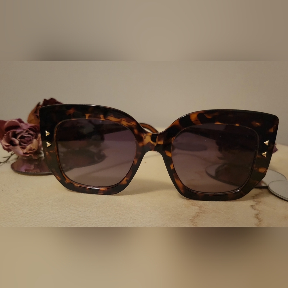 The Frye Company  "Maddie Sunglasses" Tortoise